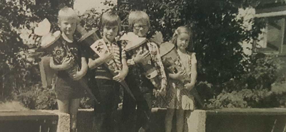 Schaustellerkinder: Schaustellerkinder an ihrem Einschulungstag, um 1970 Schaustellerkinder: Schaustellerkinder an ihrem Einschulungstag, um 1970